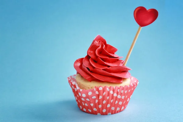 Lekkere cupcake op kleur achtergrond — Stockfoto