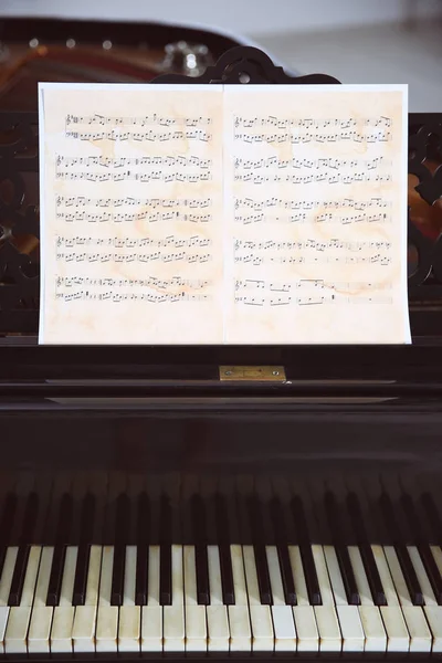 Musik ark på piano — Stockfoto