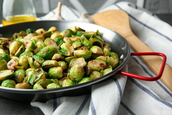 Frying pan with roasted brussel sprouts — Stock Photo, Image