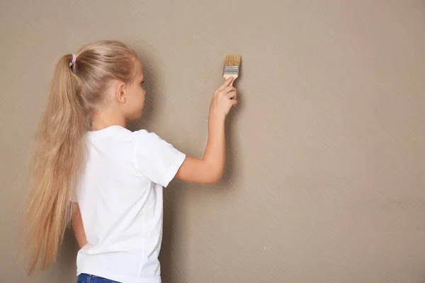 小女孩画墙壁 — 图库照片