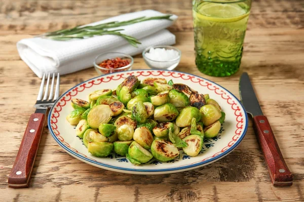 Piatto con germogli di Bruxelles arrosto sul tavolo — Foto Stock