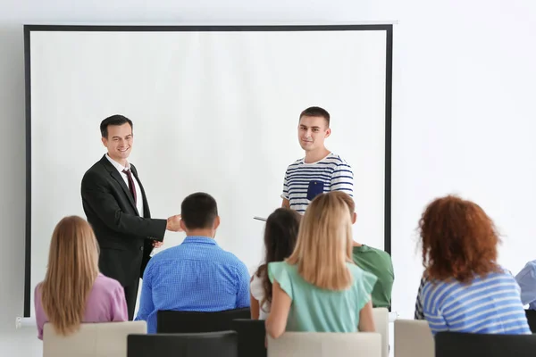 Grupp människor med business tränare på seminarium — Stockfoto