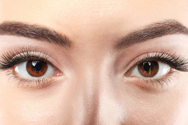 молодая женщина с наращиванием ресниц

