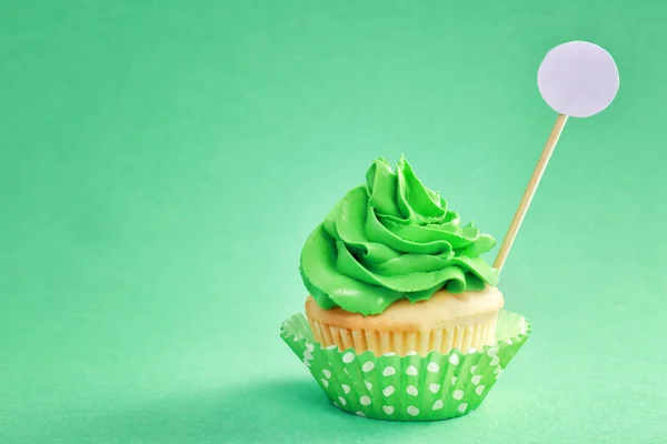 Gustoso cupcake su sfondo di colore — Foto Stock