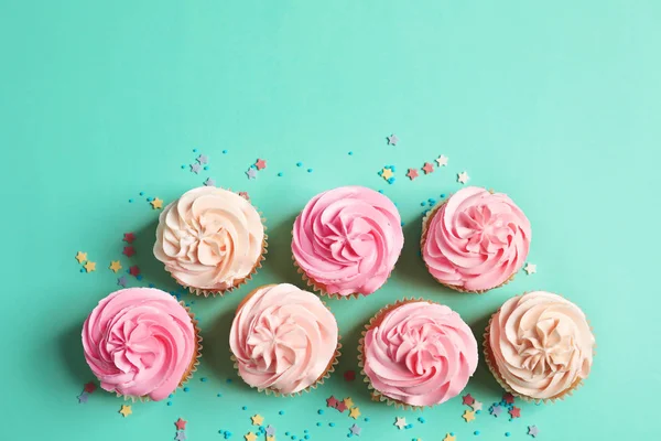 Many yummy cupcakes on color background — Stock Photo, Image