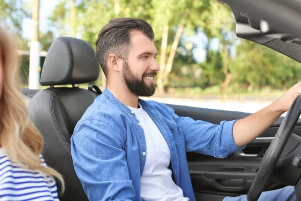 Щасливий молодий чоловік водить машину — стокове фото