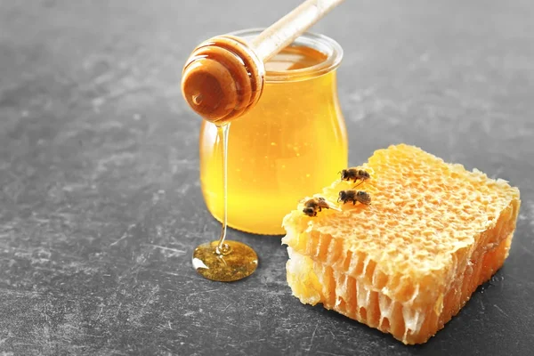 Favo de mel com abelhas e jarra — Fotografia de Stock