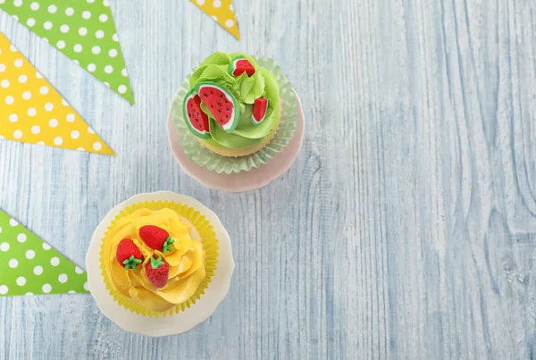 Schöne Cupcakes auf Holztisch — Stockfoto