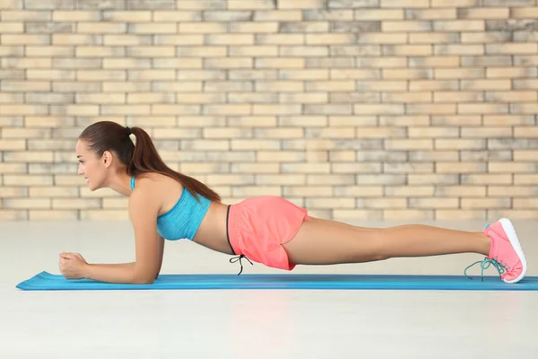 Allenamento donna sportiva — Foto Stock