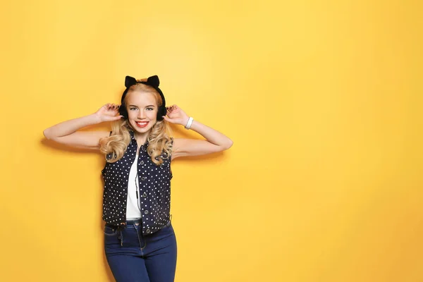 音楽を聴いている魅力的な流行に敏感な女の子 — ストック写真