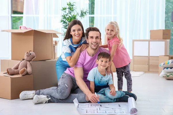 Katta kapalı ev planı ile mutlu aile