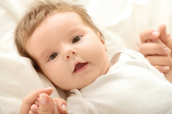 Aranyos kis baba fekszik az ágyon — Stock Fotó