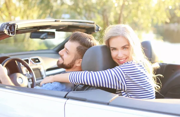 Jovem casal feliz no carro em viagem — Fotografia de Stock