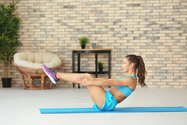 Entrenamiento de mujeres en casa —  Fotos de Stock