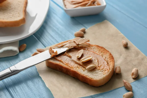 Tostadas frescas crujientes con mantequilla de maní —  Fotos de Stock