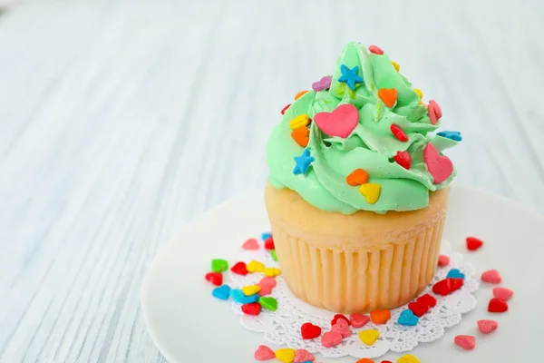 Plaat met prachtige cupcake — Stockfoto