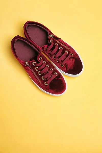 Coppia di scarpe sportive su sfondo colore — Foto Stock