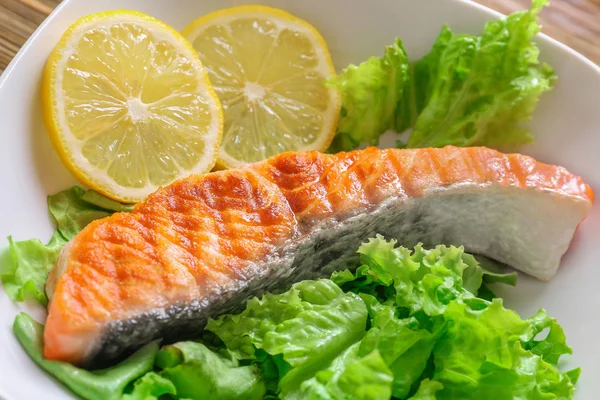 Assiette avec savoureux saumon grillé — Photo