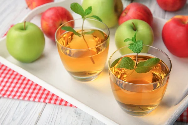 Óculos com suco de maçã fresco — Fotografia de Stock