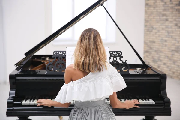 Yetenekli kadın piyano - Stok İmaj