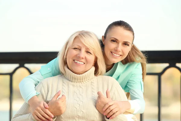 Mujer mayor y cuidador joven Fotos De Stock