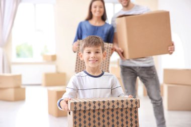 çocuk ve ebeveyn onların yeni ev