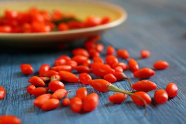 Taze goji meyveleri ahşap tablo