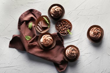 Kompozisyon lezzetli çikolatalı kekler 