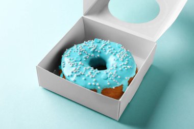 Lezzetli sırlı çörek kutusundaki 