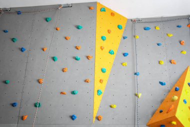 Gri duvar tırmanma tutar 