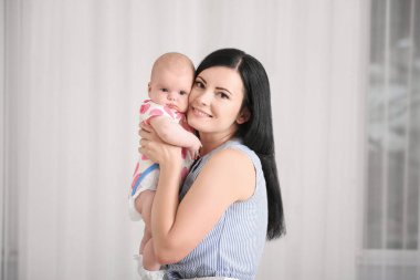 Genç anne ve tatlı bebek.