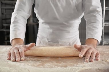 Adam ekmek hazırlama 