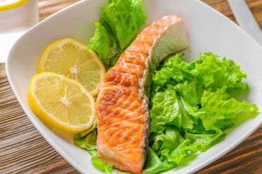 Plaka lezzetli ızgara somon ile 