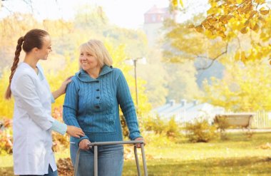 Yürüyen çerçeveli yaşlı kadın. 