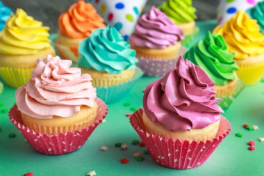 Renkli arka planda lezzetli kekler