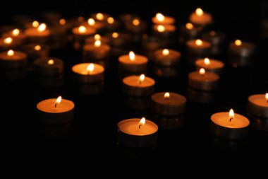 Koyu arkaplanda mumlar yakılıyor