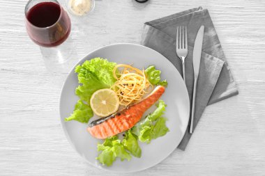 Plaka lezzetli ızgara somon ile