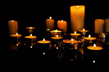 Koyu arkaplanda mumlar yakılıyor