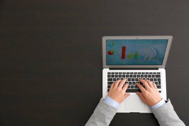 Pazarlama Yöneticisi laptop ile çalışma