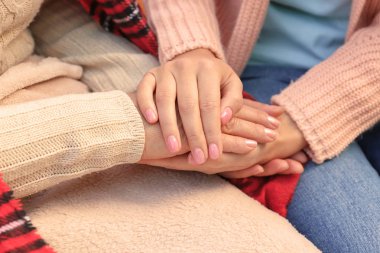 Kadın kıdemli ve el ele tutuşarak caregiver
