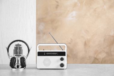 Retro radyo, kulaklık ve mikrofon 