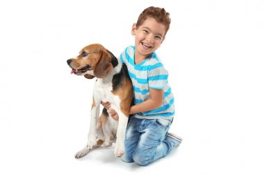 Beyaz arka plan üzerinde köpek ile tatlı küçük çocuk