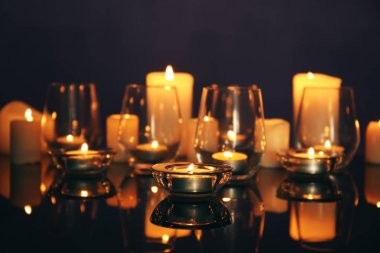 Koyu arka plan üzerine mumlar yanan ile kompozisyon