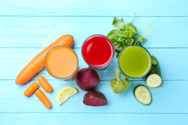 Gözlük ile çeşitli taze sıkılmış meyve suları ve malzemeler