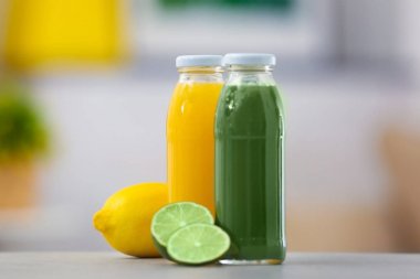 Taze meyve suları ile şişe