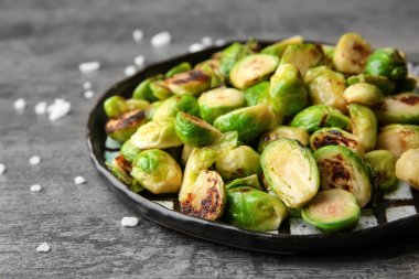 Kavrulmuş brussel plakalı gri arka plan üzerinde lahanası