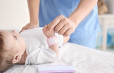 Bebekli kadın doktor 