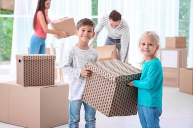 kardeşleri ve ebeveynleri onların yeni ev