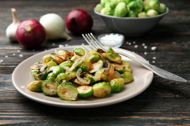 Plaka kavrulmuş brussel filizi ile 