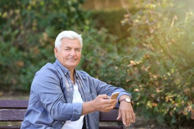 Cep telefonu ile olgun adam